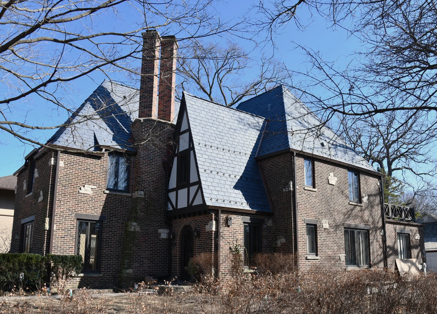 A large, luxurious home’s new DaVinci composite slate roof in Winnetka, IL.