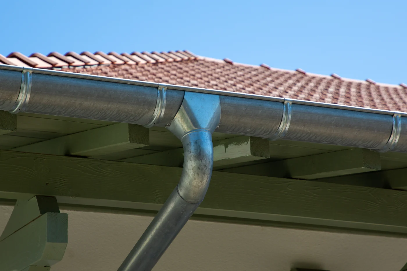 Full view of the home showing fresh gutters blending in with the roof and trim.