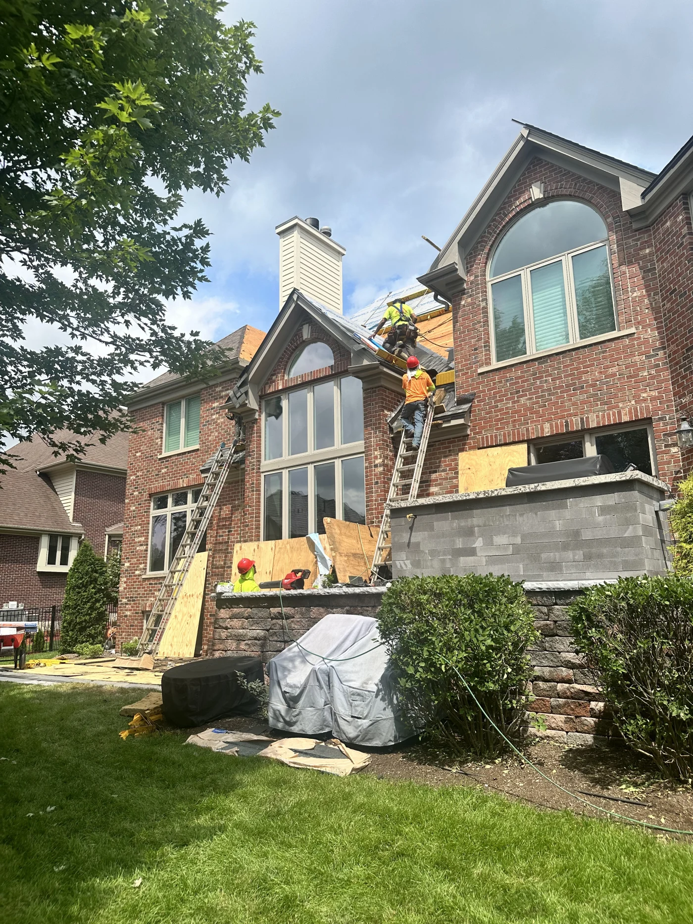 new roof being installed on a brick home in Schaumburg